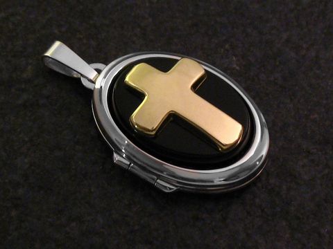 Kreuz Onyx Gold 333 Medaillon Cabochon aus Sterling Silber, gefertigt von Juwelier Harnisch, elegantes Design mit goldfarbenem Kreuz auf schwarzem Onyx.