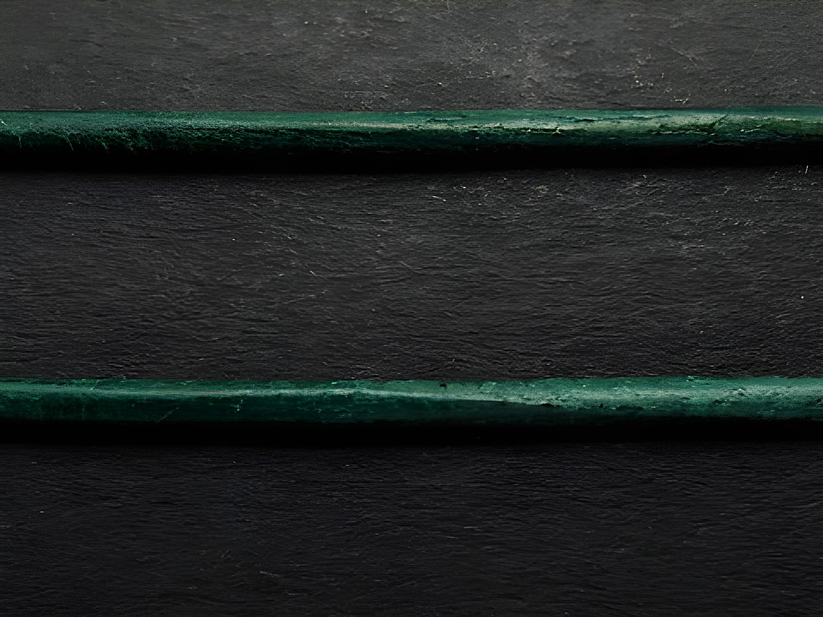 Grüne Lederkette aus Ziegenleder, ca. 100 cm lang und 1,2 mm dick, hergestellt von Juwelier Harnisch. Ideal für Schmuck und individuelle Gestaltung.