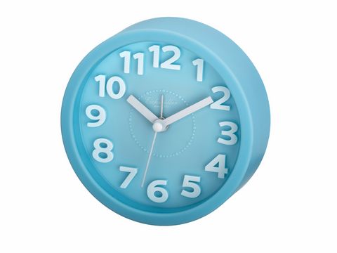 Rund und hellblau, dieser Wecker von Juwelier Harnisch bietet schleichende Sekunden und Alarmfunktion. Die klare Anzeige erleichtert das Ablesen der Zeit.