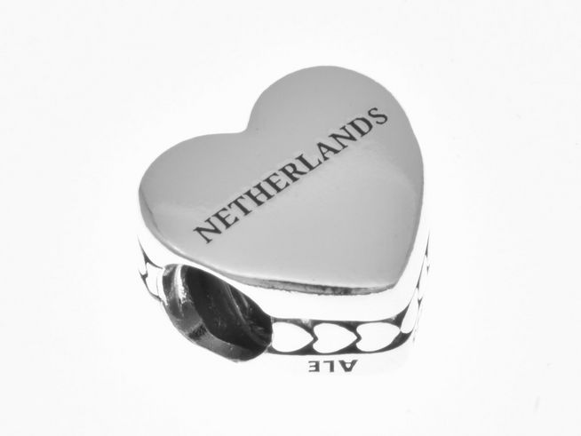 Pandora Herz mit dem Schriftzug Netherlands, gefertigt aus Sterling Silber, ein elegantes Schmuckstück, das die niederländische Kultur repräsentiert. Ideal für Armbänder.