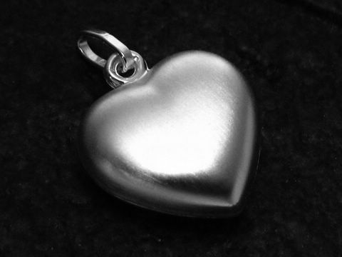 Herz Anhänger mattiert und poliert aus Sterling Silber 15 mm von Juwelier Harnisch, plastisch geformt, schlichte Eleganz für jeden Anlass.