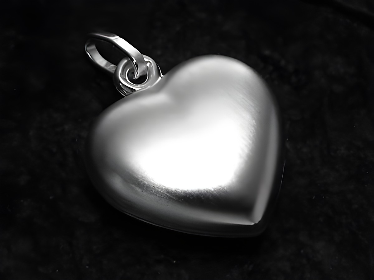 Herz Anhänger mattiert und poliert aus Sterling Silber 15 mm von Juwelier Harnisch, plastisch geformt, schlichte Eleganz für jeden Anlass.