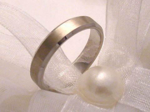 Trauring Ehering schlichte Eleganz aus Weißgold 333, Hersteller Juwelier Harnisch, Größe 51/16,2 bis 52/16,5, auf satinierter Unterlage mit Perle dekoriert.