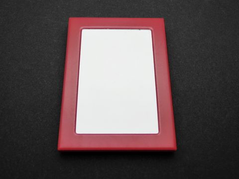 Bilderrahmen magnetisch in rot, Maß von 6,5 x 5,5 cm, für Bilder von 5,2 x 3,4 cm, Material mit gravierter Oberfläche, ideal zur Präsentation von Fotos.