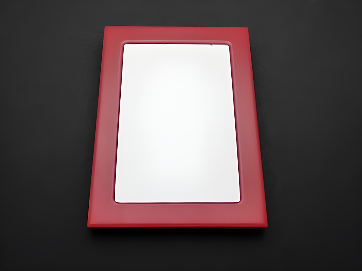Bilderrahmen magnetisch in rot, Maß von 6,5 x 5,5 cm, für Bilder von 5,2 x 3,4 cm, Material mit gravierter Oberfläche, ideal zur Präsentation von Fotos.