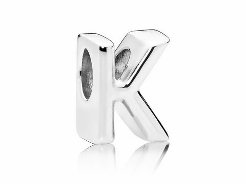 Charm von Pandora in Form des Buchstabens K aus 925 Sterling Silber. Elegantes Design mit glänzender Oberfläche, ideal für Armbänder oder Anhänger.