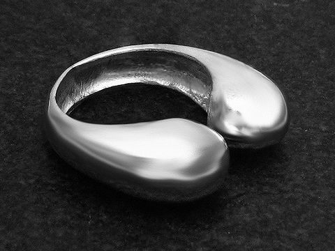Silberring im organischen Design, wenig verstellbar, Hersteller Juwelier Harnisch, ohne Stein. Der Ring hat eine geschwungene, moderne Form und eine glänzende Oberfläche.
