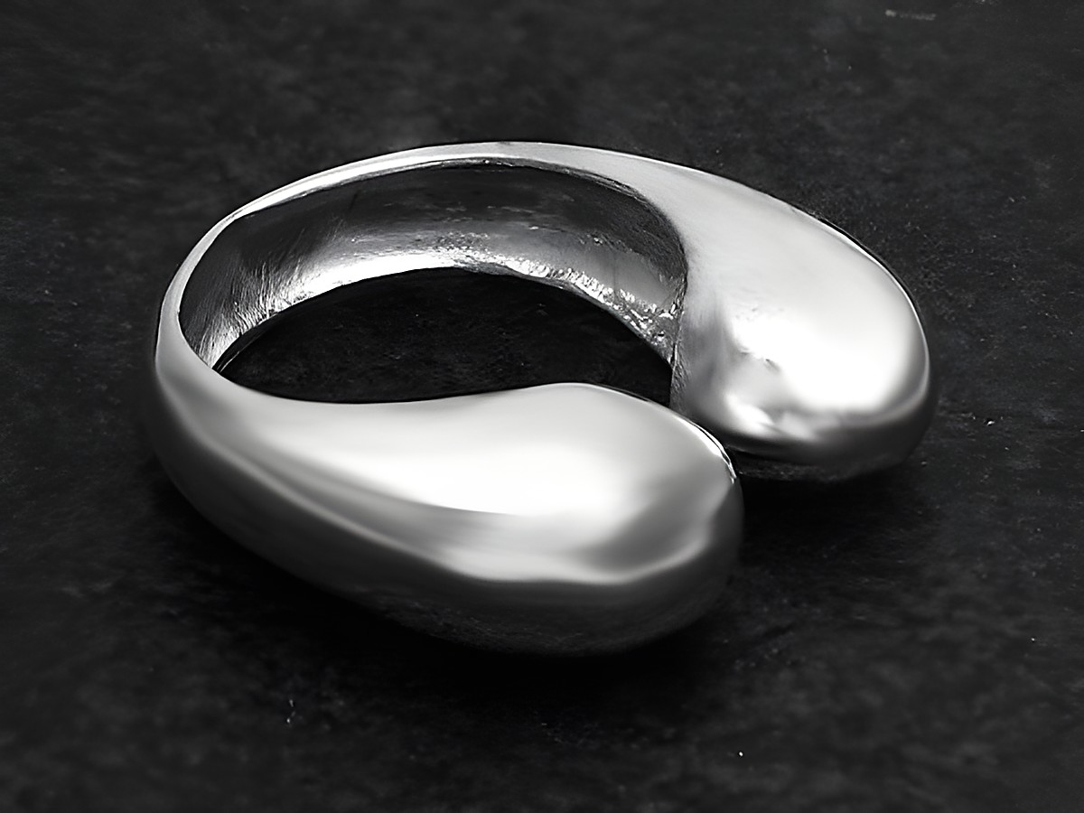 Silberring im organischen Design, wenig verstellbar, Hersteller Juwelier Harnisch, ohne Stein. Der Ring hat eine geschwungene, moderne Form und eine glänzende Oberfläche.