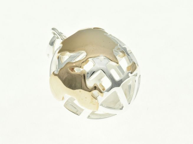 Weltkugel Anhänger aus Sterling Silber mit bicolor Roségold-Elementen, internationaler Stil, Hersteller: Juwelier Harnisch, elegantes Design für Nachhaltigkeitsbewusste.