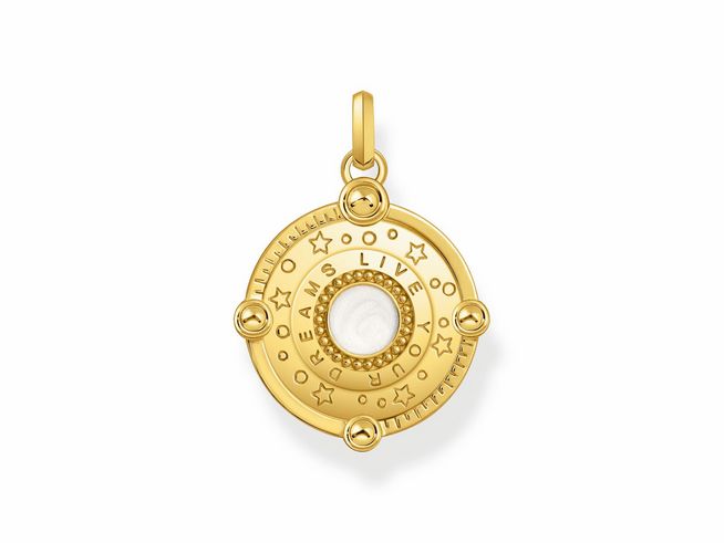 Der Anhänger von Thomas Sabo zeigt einen kosmischen Talisman in goldfarbener Optik mit einem zentralen, weißen Stein und eingravierten Symbolen sowie Sternen.