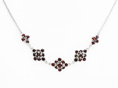 Granat Collier Kette 41 cm mit Blüten aus Sterling Silber. Elegante Granatschmuckgestaltung von Juwelier Harnisch mit weiteren Kettenmustern.