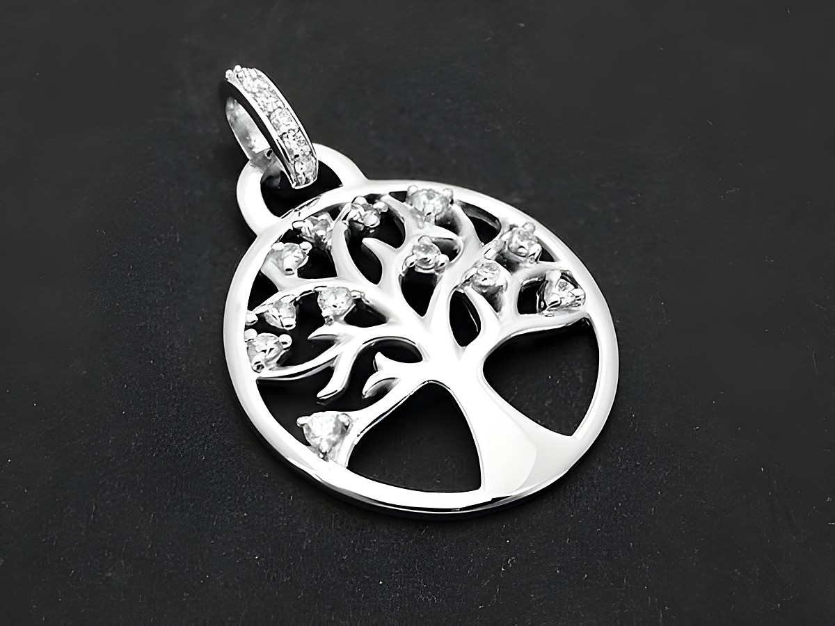 Lebensbaum Silber Anhänger rhodiniert mit funkelnden Zirkonia. Der Baum symbolisiert Wachstum und Glück. Hersteller ist Juwelier Harnisch, idealer Glücksbringer.