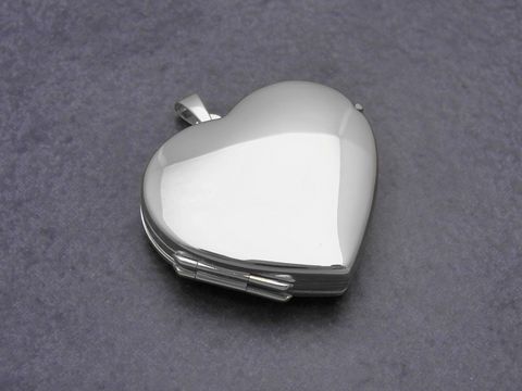 Herz Medaillon aus Weißgold 585, poliert, hergestellt von Juwelier Harnisch, ideal für die Aufbewahrung von vier Bildern, elegantes und zeitloses Design.
