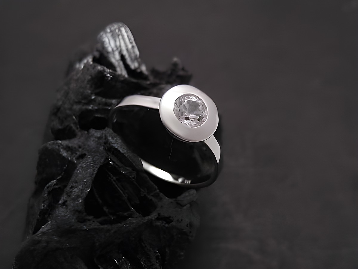 Weißgold Ring smart Gold 585 Zirkonia Gr. 55,5 Hersteller Juwelier Harnisch bis Gr. 56/18 mit einer klaren, funkelnden Zirkonia in der Mitte, elegant und modern auf schwarzem Hintergrund präsentiert.