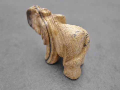 Plastischer Elefant aus braunem Achat, stehend als Steinfigur, dient als Glücksbringer. Hersteller: Juwelier Harnisch, Steinfiguren.