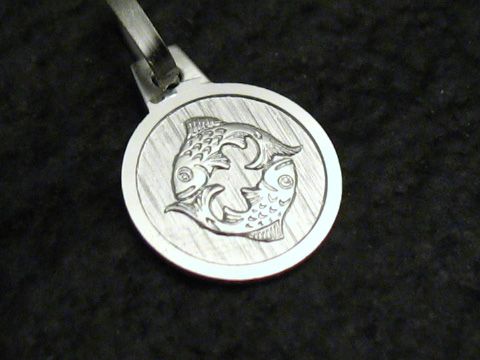 Sterling Silber Sternzeichen Anhänger Fische des Juwelier Harnisch mit kunstvoll gravierten zwei Fischen, die einander zugewandt sind, auf einer runden Plakette.