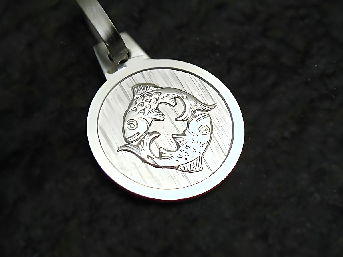 Sterling Silber Sternzeichen Anhänger Fische des Juwelier Harnisch mit kunstvoll gravierten zwei Fischen, die einander zugewandt sind, auf einer runden Plakette.