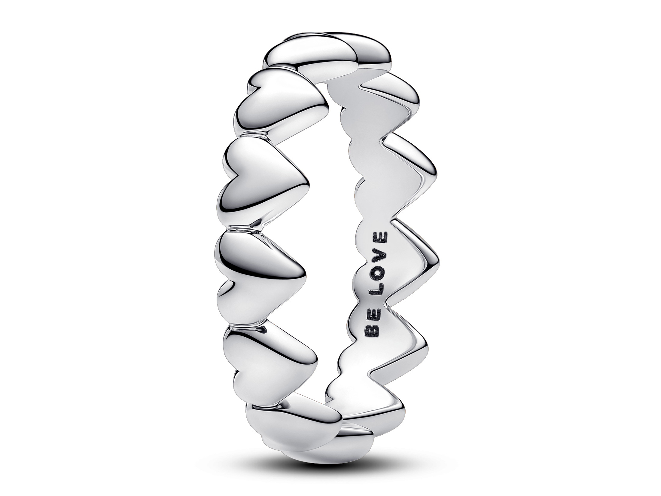 Pandora 193427C00-56 Reihe von Herzen Ring- Sterling Silber - Gr. 56 Der Ring von Pandora in Sterling Silber zeigt eine geschwungene Reihe von Herzformen und trägt die Gravur Be Love, Größe 56, gefertigt für romantische Akzente.