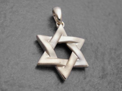 Edelstahlanhänger in Form eines Davidsterns, goldfarbig, aus 333er Gold, symbolisiert die jüdische Religion, hergestellt von Juwelier Harnisch.