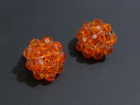 Strass Ohrclip in blumigem Design, orange und goldfarben, Hersteller: Juwelier Harnisch, perfekt als modisches Accessoire für elegante Anlässe.