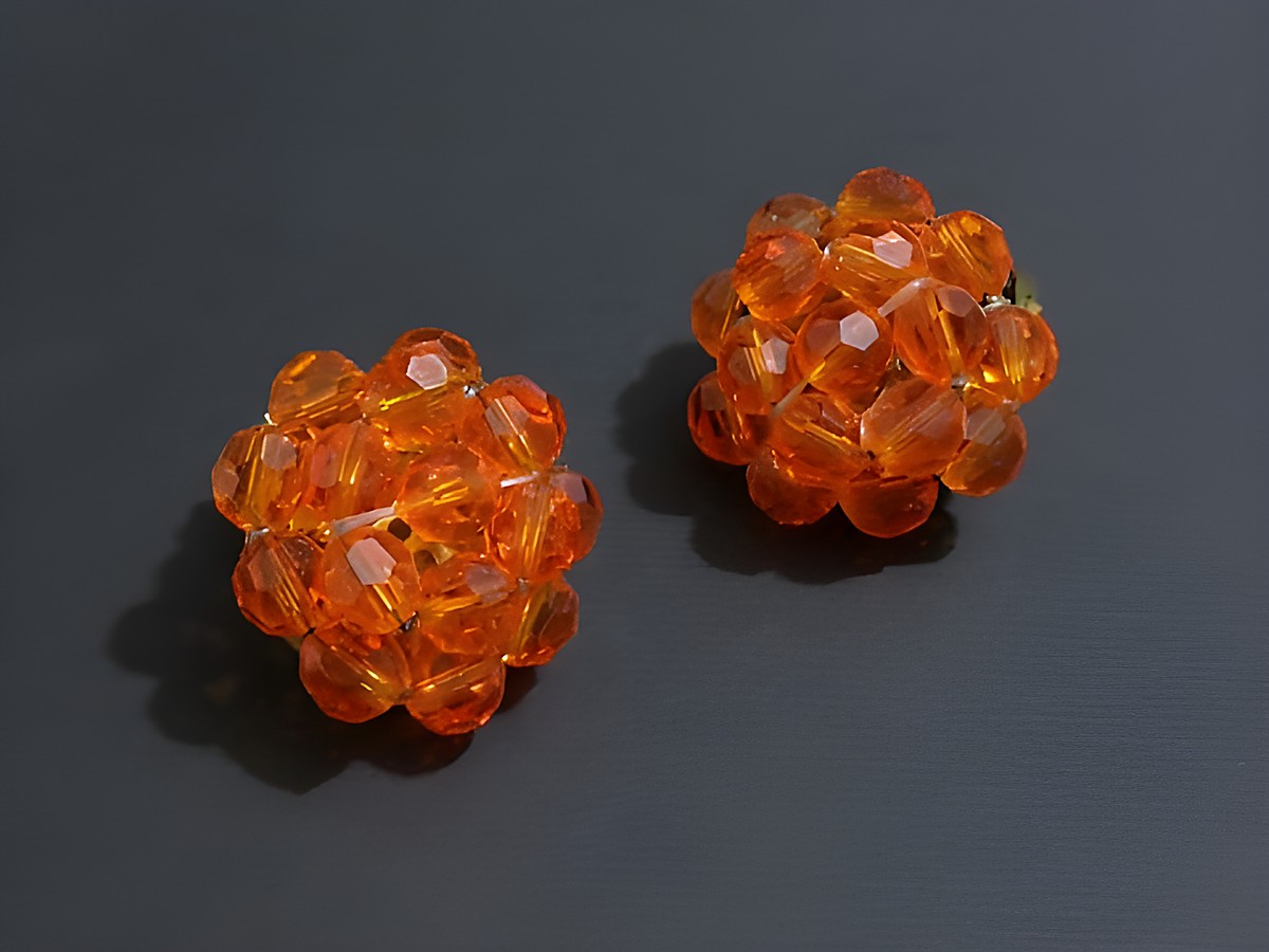Strass Ohrclip in blumigem Design, orange und goldfarben, Hersteller: Juwelier Harnisch, perfekt als modisches Accessoire für elegante Anlässe.