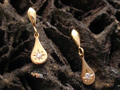 Ohrringe verspielt Ohrhänger echt Gold 0,04 Carat, Hersteller Juwelier Harnisch, Ohrhänger mit Stein, elegante Tropfenform, funkelnder Stein, passend für festliche Anlässe.