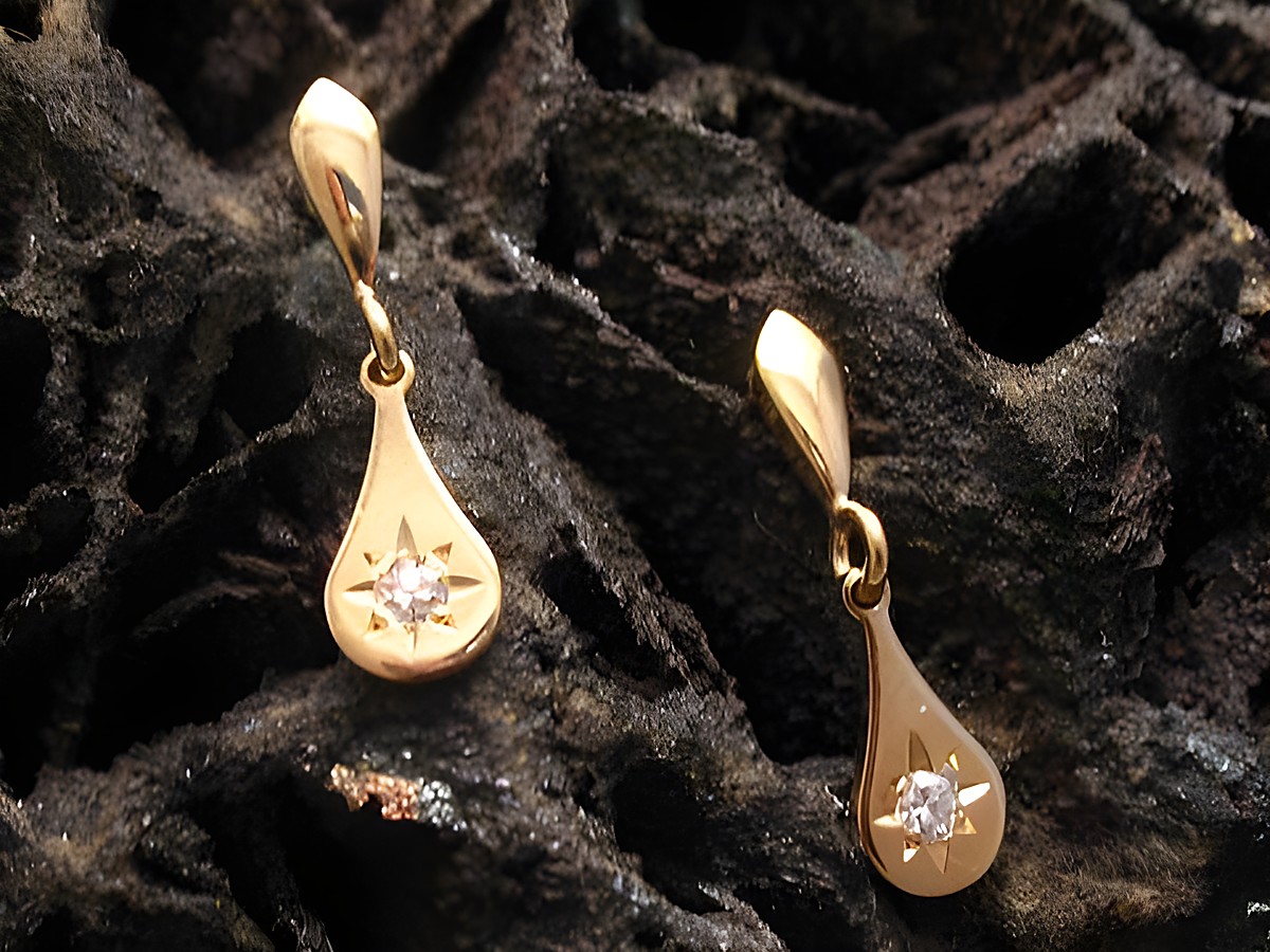 Ohrringe verspielt Ohrhänger echt Gold 0,04 Carat, Hersteller Juwelier Harnisch, Ohrhänger mit Stein, elegante Tropfenform, funkelnder Stein, passend für festliche Anlässe.
