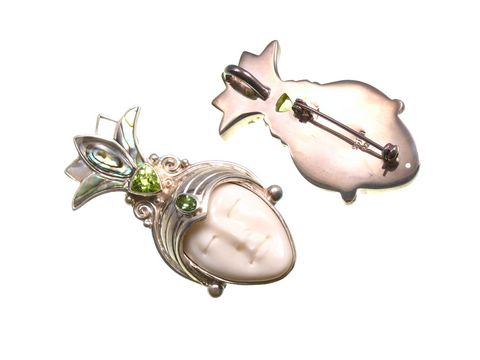 35213-0 Designer Silber Brosche Anhänger aus Perlmutt und Peridot, Hersteller Juwelier Harnisch, kunstvoll gestaltete Brosche mit feiner Detailarbeit und elegantem Design.