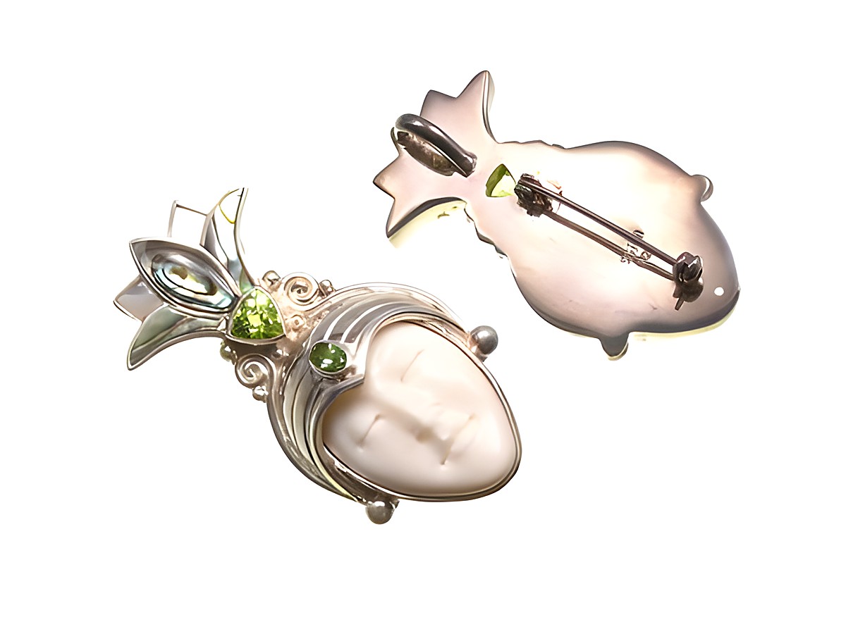 Designer Silber Brosche Anhänger aus Perlmutt und Peridot, Hersteller Juwelier Harnisch, kunstvoll gestaltete Brosche mit feiner Detailarbeit und elegantem Design.