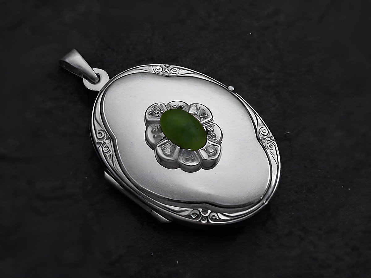 Jade grün Medaillon Cabochon aus Sterling Silber mit Zirkonia, Hersteller Juwelier Harnisch, verziert mit einem ovalen Jade Stein in blütenförmiger Fassung.