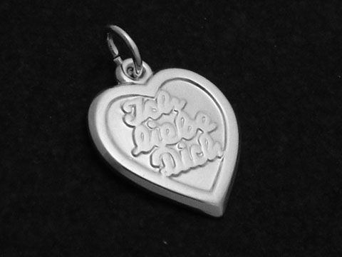 Ein glänzender Anhänger in Herzform aus Sterling Silber mit der Aufschrift Ich liebe Dich, gefertigt vom Juwelier Harnisch.