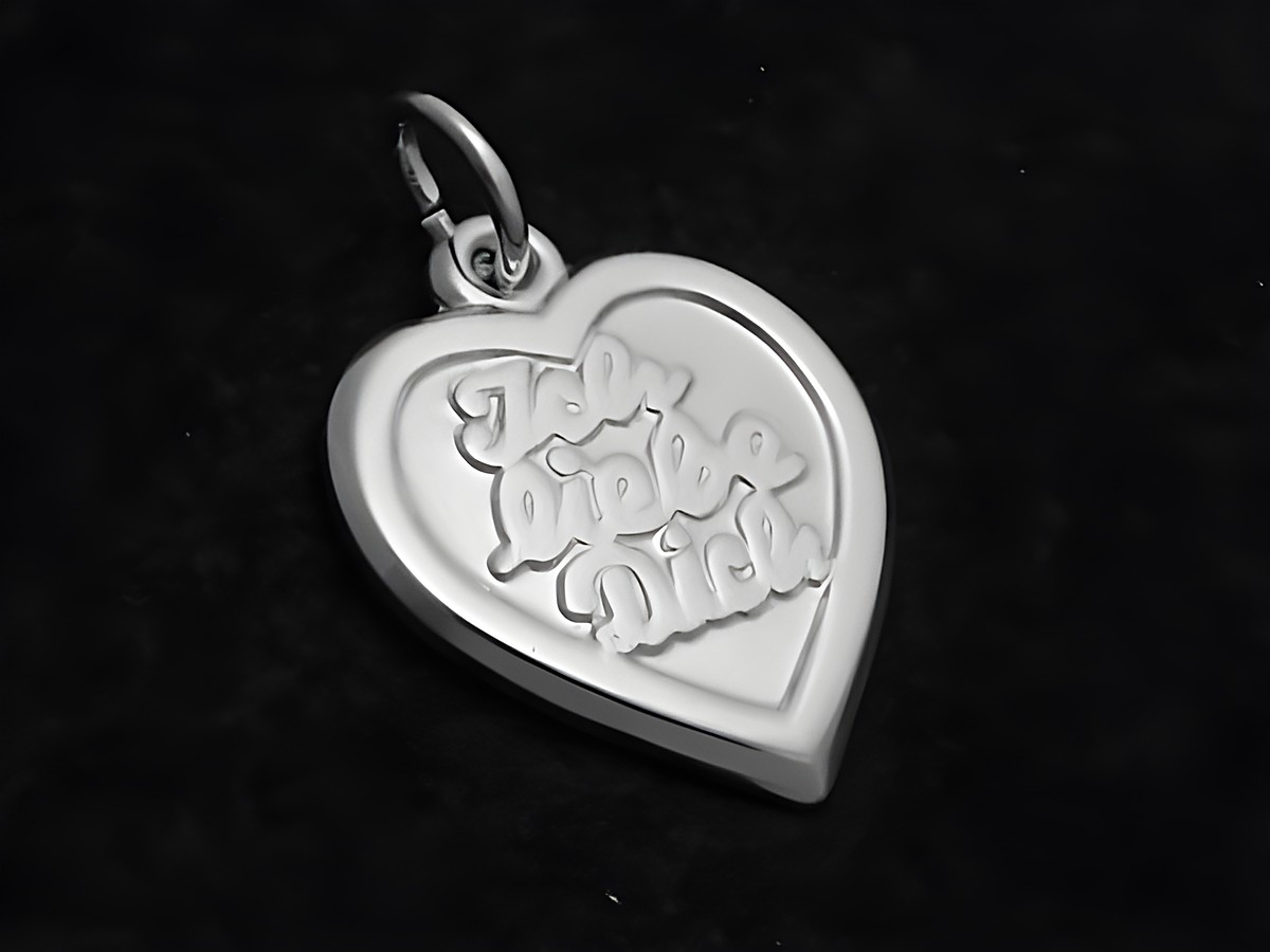 Ein glänzender Anhänger in Herzform aus Sterling Silber mit der Aufschrift Ich liebe Dich, gefertigt vom Juwelier Harnisch.