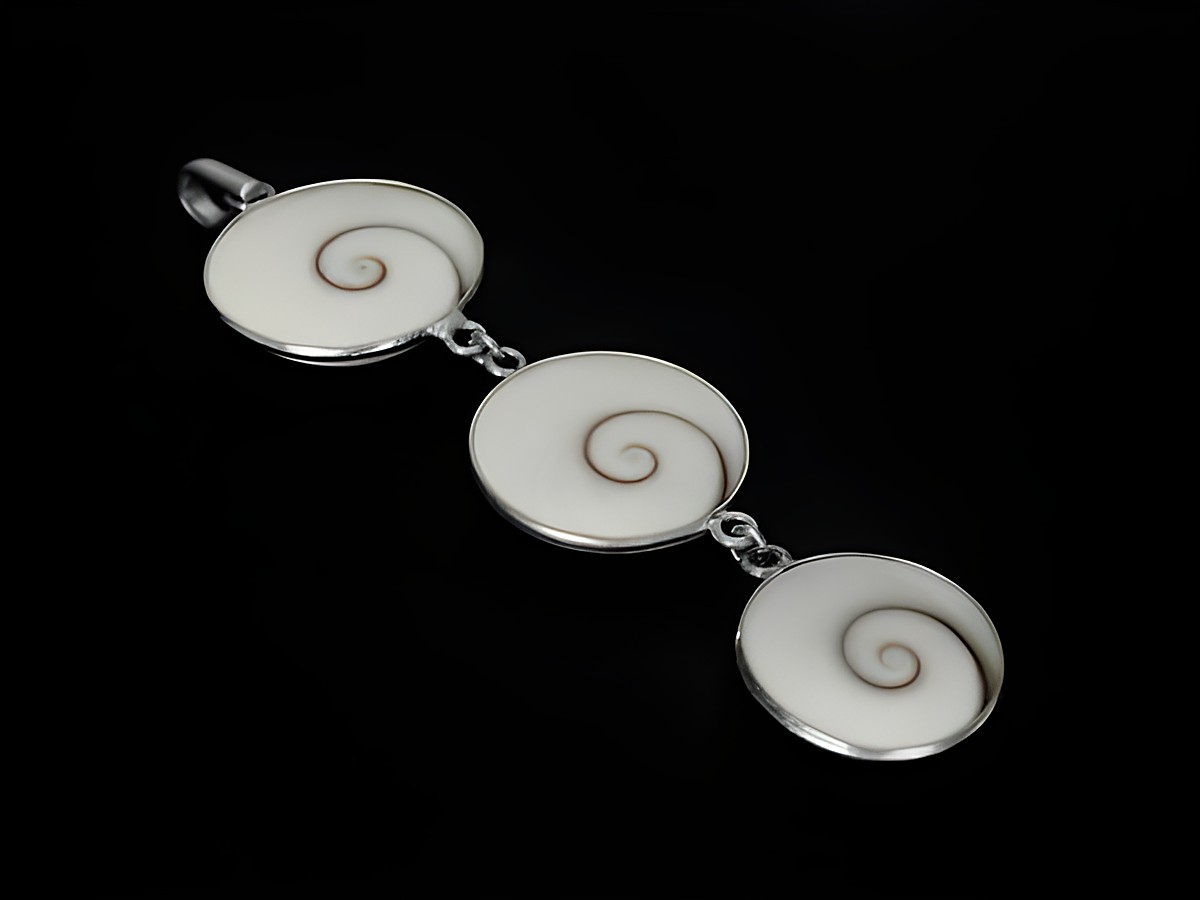 Silber Anhänger mit Shiva Auge in Form von drei symbolischen Kreisen, hergestellt von Juwelier Harnisch, ergänzt durch weitere Steine.