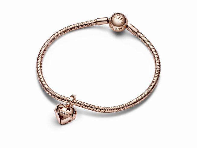 Pandora Glocke Glöckchen 782376C00 aus roségold vergoldetem Metall, mit feiner Kette und einem herzförmigen Charm, perfekt als stilvolles Accessoire für jeden Anlass.