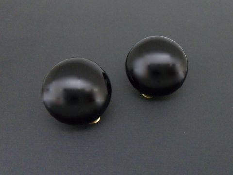 Ohrclip in Schwarz mit Onyx-Look und goldfarbenen Akzenten, ausgestattet mit synthetischen Zuchtperlen, Hersteller: Juwelier Harnisch, elegant und zeitlos.