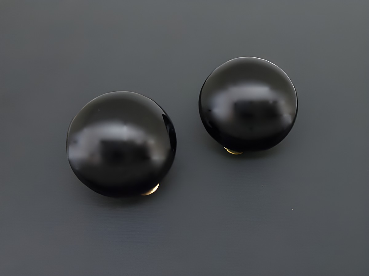 Ohrclip in Schwarz mit Onyx-Look und goldfarbenen Akzenten, ausgestattet mit synthetischen Zuchtperlen, Hersteller: Juwelier Harnisch, elegant und zeitlos.