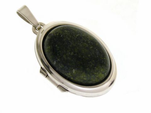Russisch Serpentin Medaillon Cabochon aus Sterling Silber mit ovalem Anhänger, glänzende grüne Oberfläche, elegantes Design vom Juwelier Harnisch, hochwertiger Schmuckartikel.