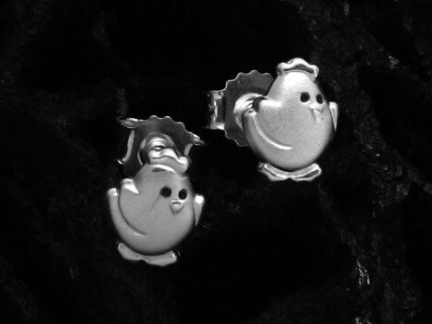 Küken emaillierte Sterling Silber Ohrringe teilmatt für Kinder, hergestellt von Juwelier Harnisch, niedliches Design in Form von Küken, ideal für junge Mädchen.