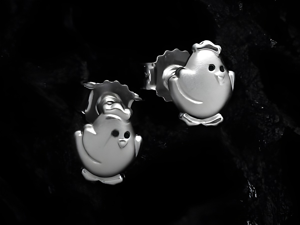 Küken emaillierte Sterling Silber Ohrringe teilmatt für Kinder, hergestellt von Juwelier Harnisch, niedliches Design in Form von Küken, ideal für junge Mädchen.