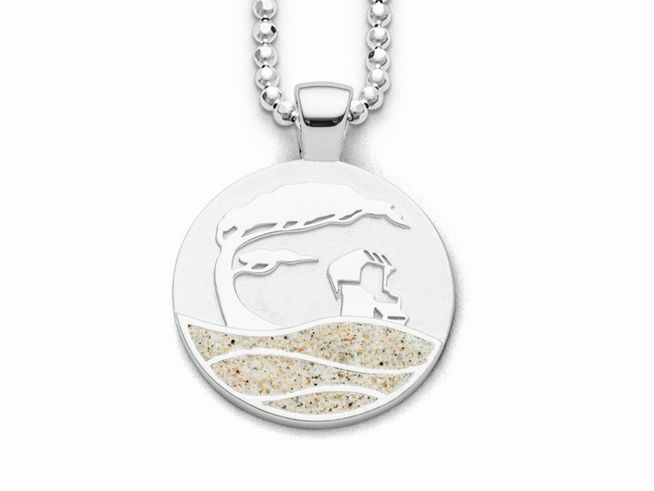 Sterling Silber Anhänger von DUR mit dem Design von Strandwellen und Strandsand, in der Mitte ein ausgestanztes Baum- und Häusermotiv, ideal für maritime Liebhaber.