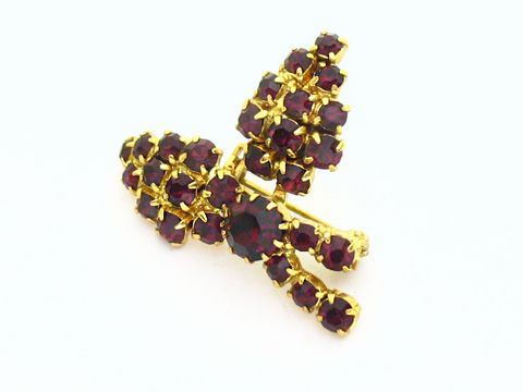 Rote Strass Brosche im Granat look in Blumenform, gefasst von Juwelier Harnisch, verleiht eleganten Glanz und Stil, ideal für besondere Anlässe.