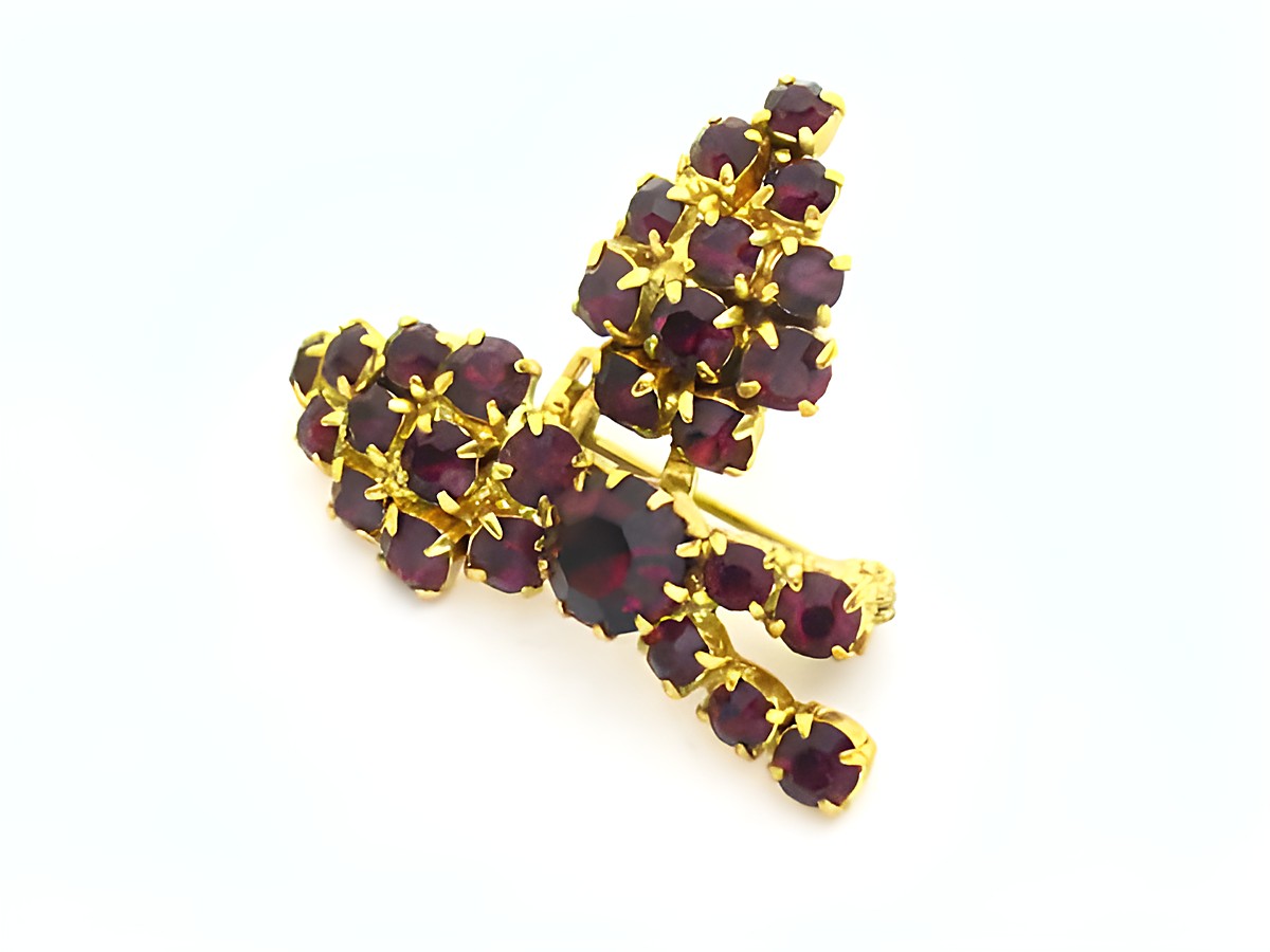 Rote Strass Brosche im Granat look in Blumenform, gefasst von Juwelier Harnisch, verleiht eleganten Glanz und Stil, ideal für besondere Anlässe.