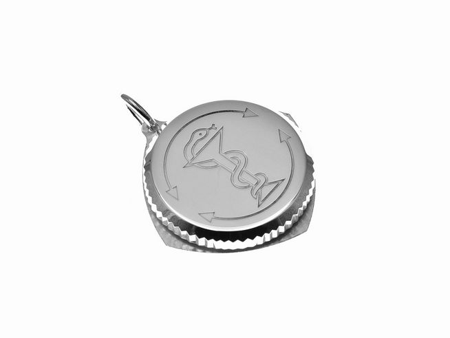 Silbernes Medaillon mit einem durch das Symbol des Äskulapstabs verzierten Deckel, ideal als SOS Kapsel für Notfälle, Hersteller Juwelier Harnisch, Durchmesser 16mm.