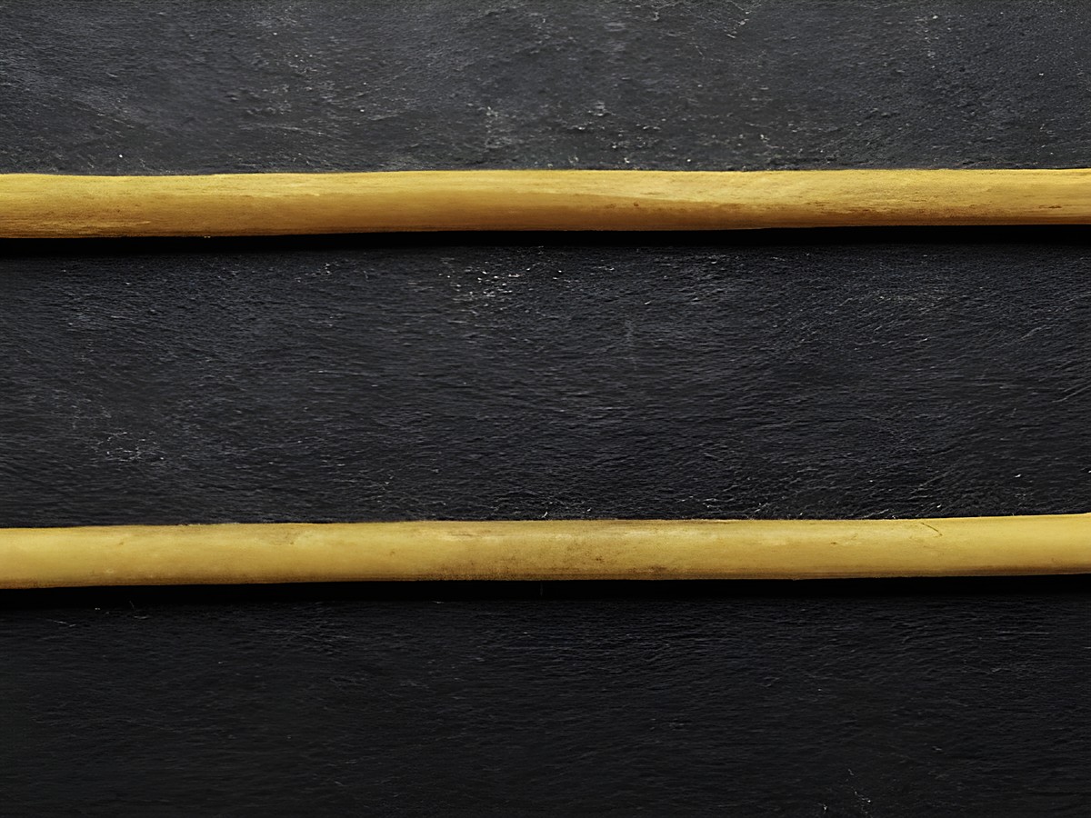 Ziegenlederkette in gelb, ca. 100 cm lang und 1,2 mm dick, hergestellt von Juwelier Harnisch, präsentiert auf schwarzem Hintergrund. Ideal für Schmuckdesign.