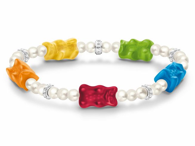 Buntes Thomas Sabo Armband mit HARIBO Gummibärchen in Rot, Orange, Gelb, Grün und Blau, umgeben von Zuchtperlen und Zirkonia, Länge 19 cm bis 20 cm.