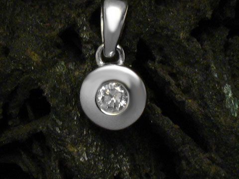 Moderner Anhänger aus 585 Weißgold mit einem zauberhaften Diamanten, dezent und elegant, perfekt für jeden Anlass, hergestellt von Juwelier Harnisch, Diamanten & Brillianten.