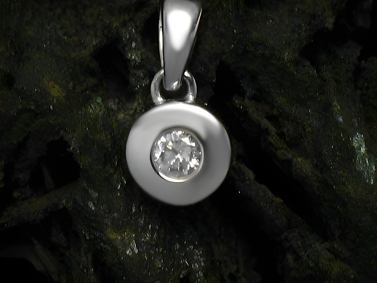 Moderner Anhänger aus 585 Weißgold mit einem zauberhaften Diamanten, dezent und elegant, perfekt für jeden Anlass, hergestellt von Juwelier Harnisch, Diamanten & Brillianten.
