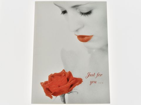 Eine Frau mit roten Lippen hält eine rote Rose in der Hand. Der Hintergrund ist in Grautönen gehalten. Darunter steht der Text Just for you. Hersteller Juwelier Harnisch.