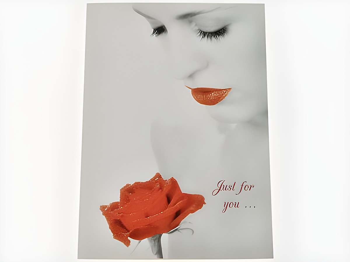 Eine Frau mit roten Lippen hält eine rote Rose in der Hand. Der Hintergrund ist in Grautönen gehalten. Darunter steht der Text Just for you. Hersteller Juwelier Harnisch.