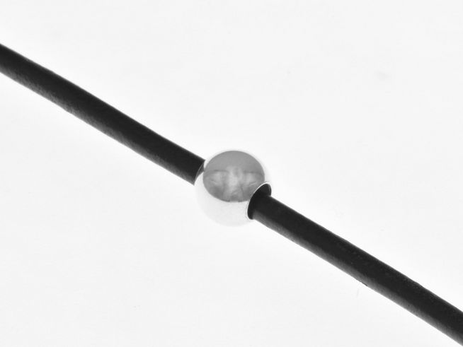 Anhänger Kugel aus Sterling Silber, poliert und schlicht, auf einem schwarzen Lederband befestigt, ideal für modische Akzente, Hersteller Juwelier Harnisch.